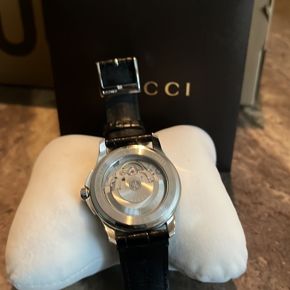 Unisex Gucci watch timeless edition with box and papers like new stainless /gold - Picture 2 of 2